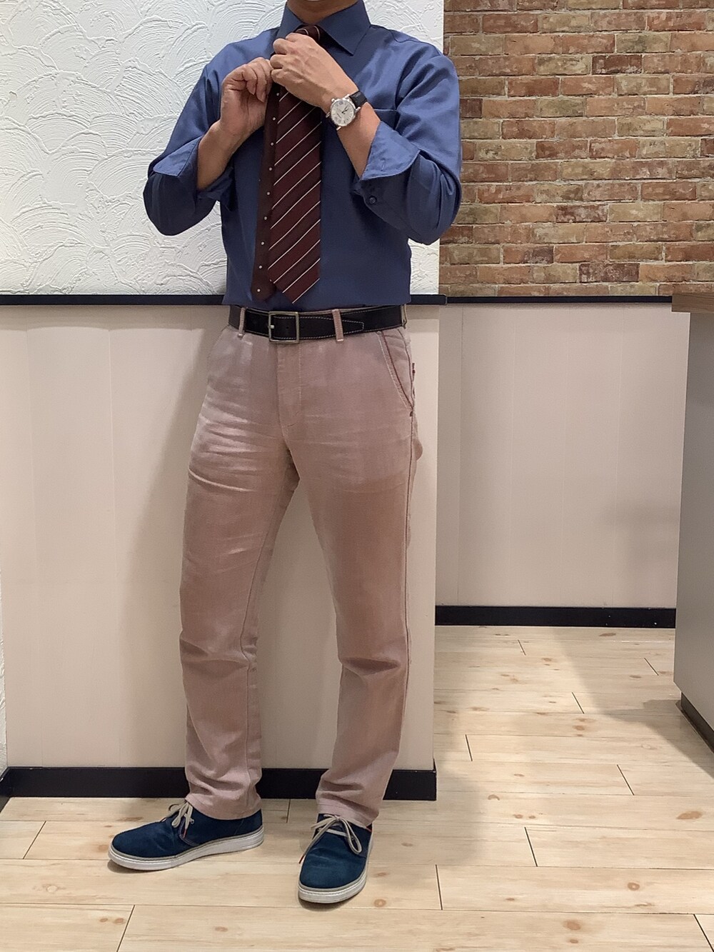 ブルー系のビジネスシャツ、ブルー系のベストを着用したメンズの冬コーディネートの4枚目の写真