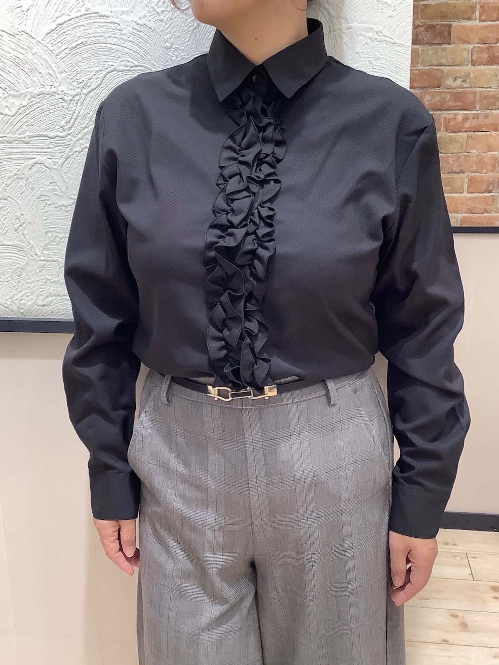 ブラック系のシャツ/ブラウスを着用したレディースの冬コーディネートの2枚目の写真