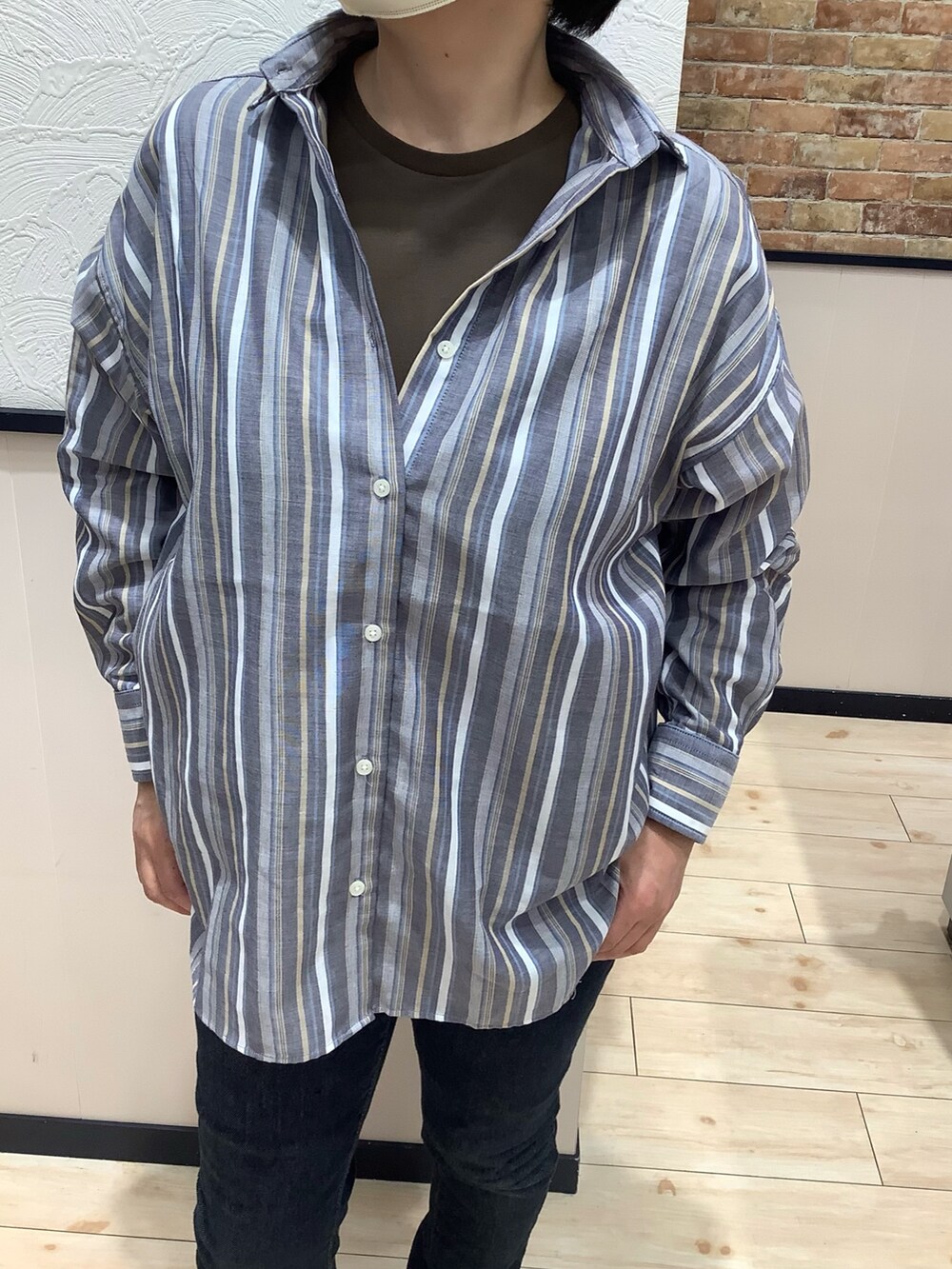 ブラウン系のパンプス、ブルー系のデニムパンツ、ブルー系のシャツ/ブラウスを着用したレディースの春コーディネートの3枚目の写真