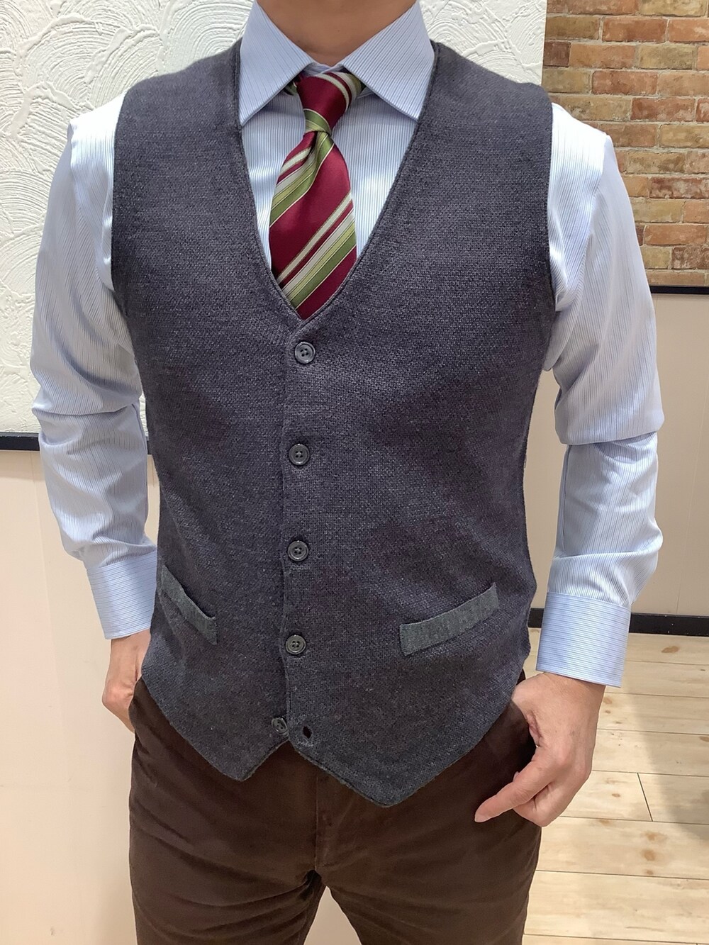 ブルー系のビジネスシャツ、その他のネクタイ、グレー系のベストを着用したメンズの冬コーディネートの2枚目の写真