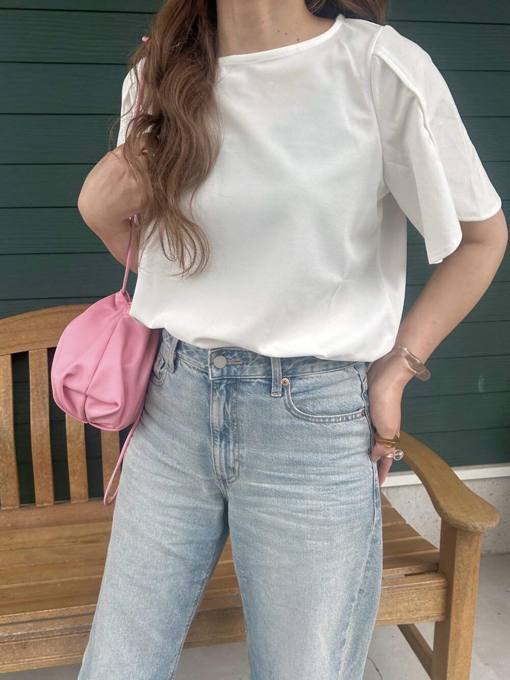 ホワイト系のシャツ/ブラウスを着用したレディースの夏コーディネートの3枚目の写真