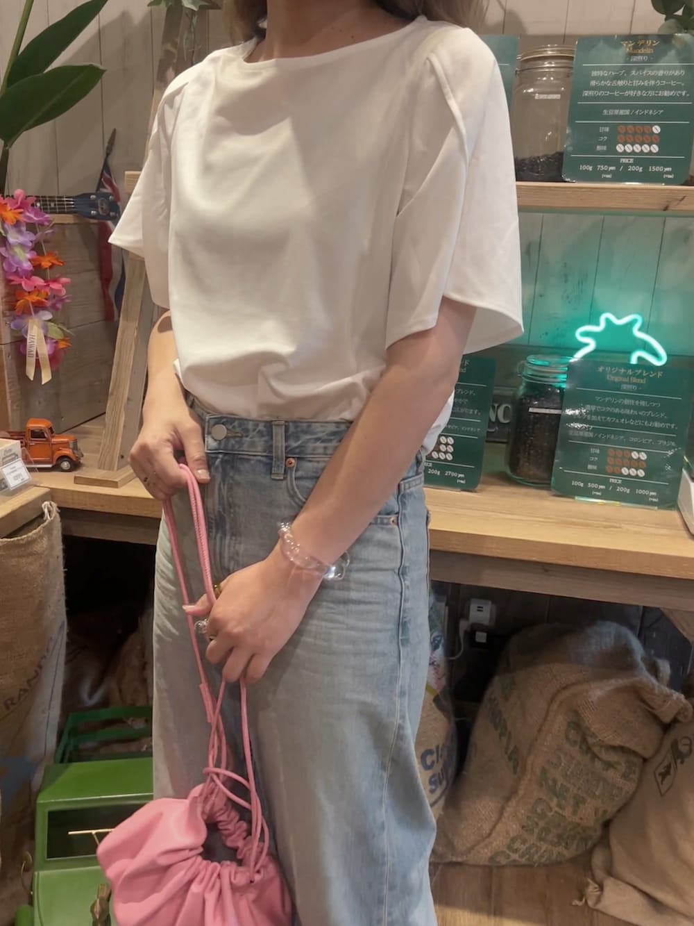 ホワイト系のシャツ/ブラウスを着用したレディースの夏コーディネートの4枚目の写真