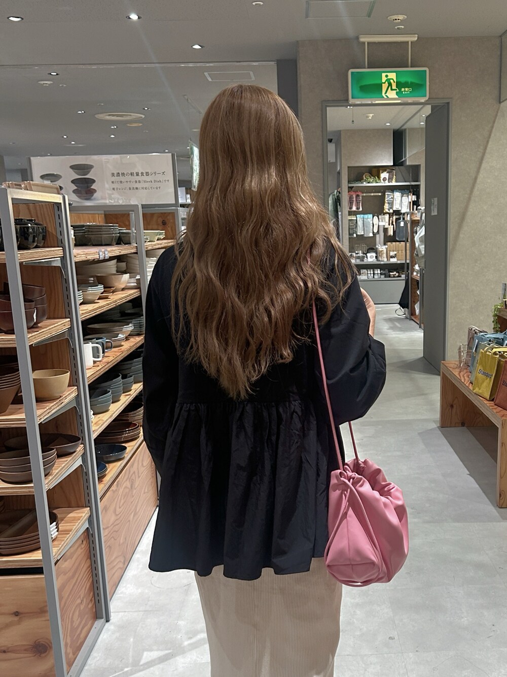 ブラック系のTシャツ/カットソーを着用したレディースの秋コーディネートの2枚目の写真