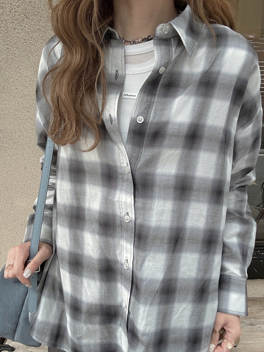 グレー系のシャツ/ブラウスを着用したレディースの春コーディネートの4枚目の写真