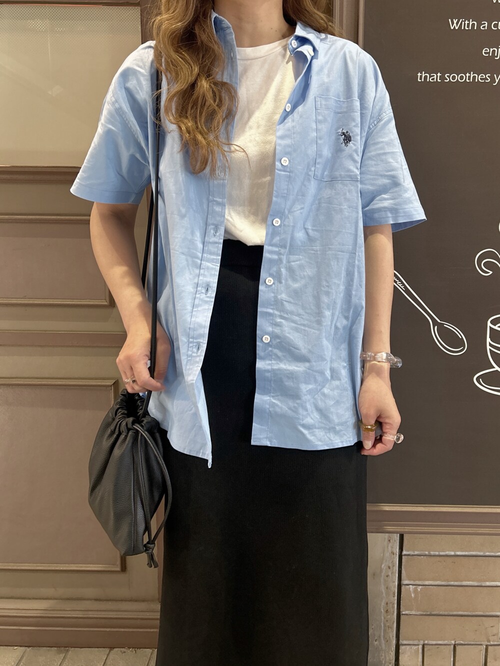 ブルー系のシャツ/ブラウスを着用したレディースの春コーディネートの2枚目の写真