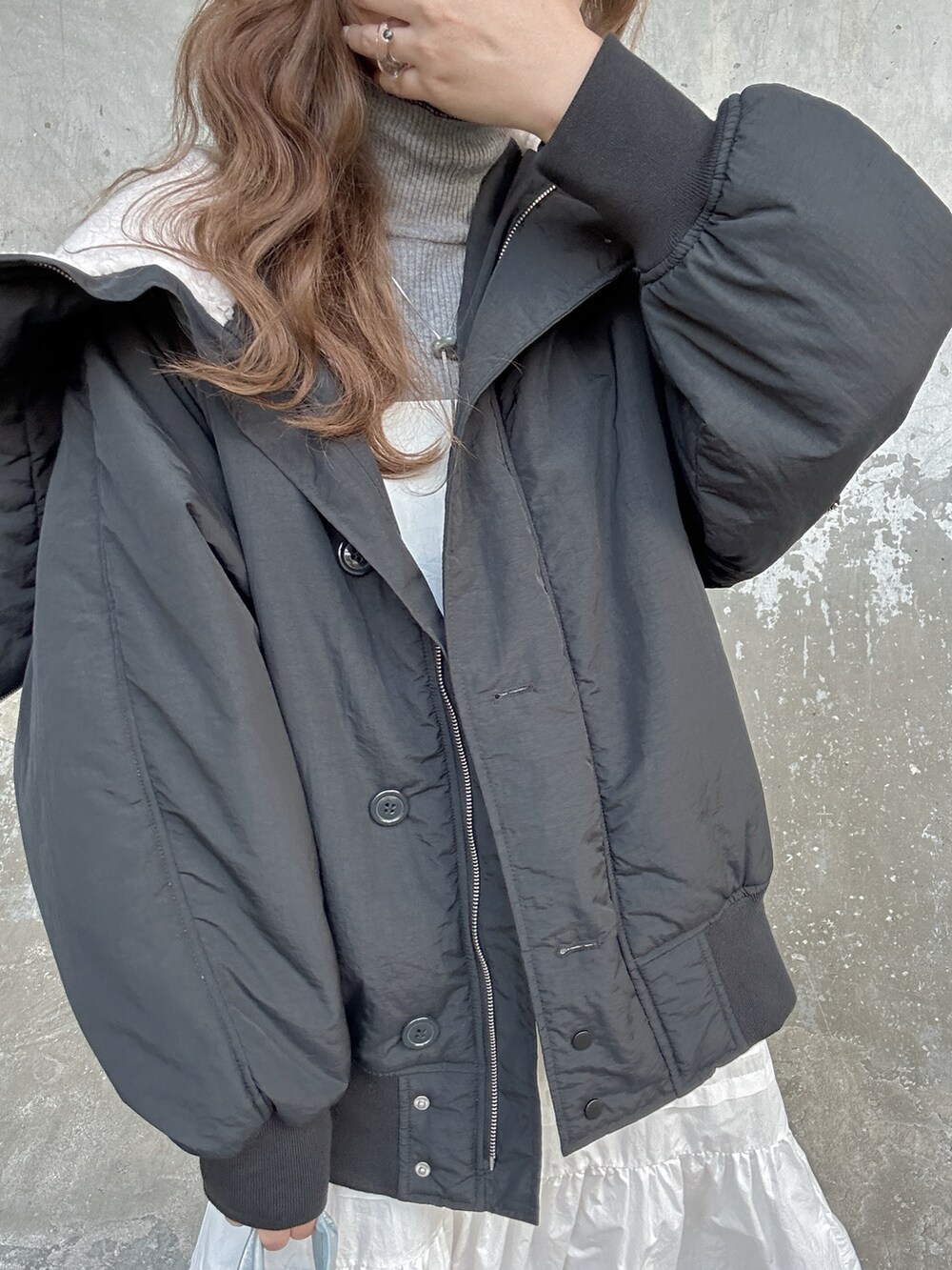 ブラック系のブルゾンを着用したレディースの秋コーディネートの5枚目の写真