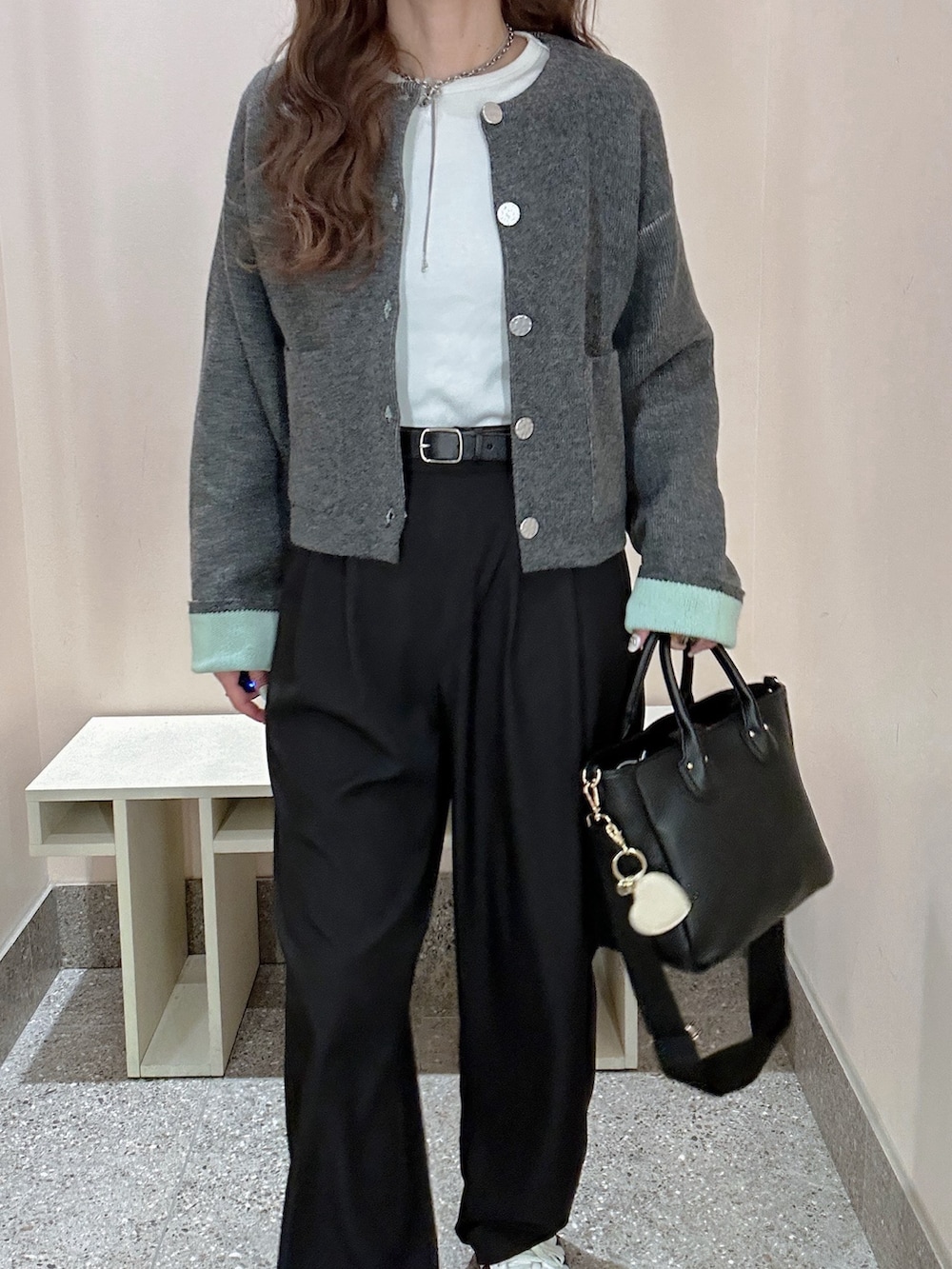 ブラック系のその他パンツを着用したレディースの秋コーディネートの2枚目の写真