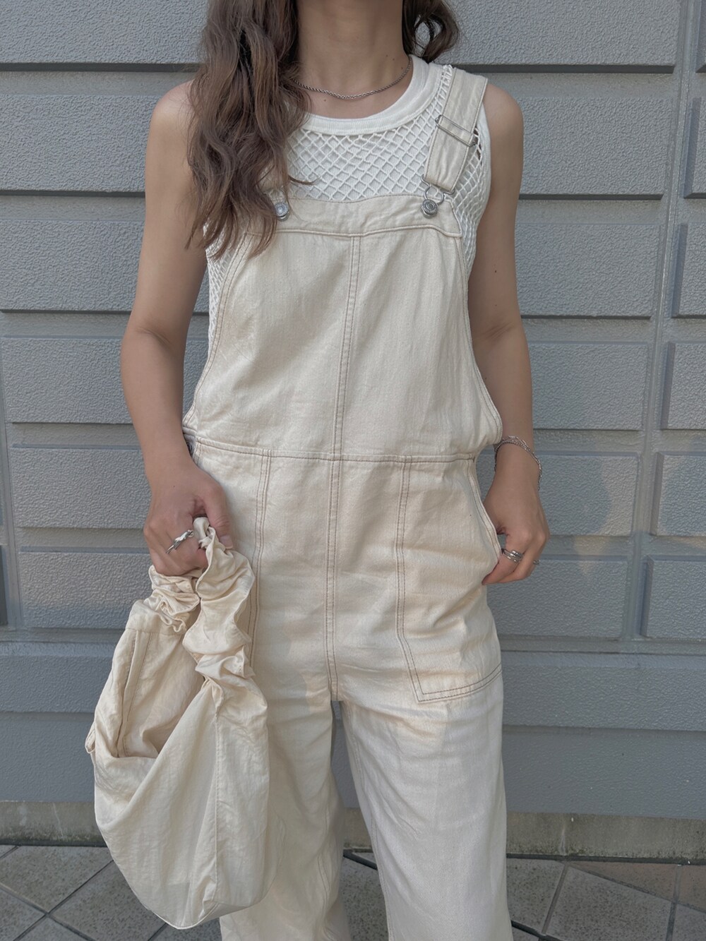 ホワイト系のバッグ、ホワイト系のサロペット/オーバーオール、ホワイト系のサンダルを着用したレディースの夏コーディネートの2枚目の写真