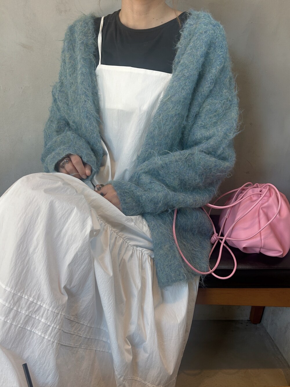 ブルー系のカーディガン/ボレロを着用したレディースの夏コーディネートの2枚目の写真