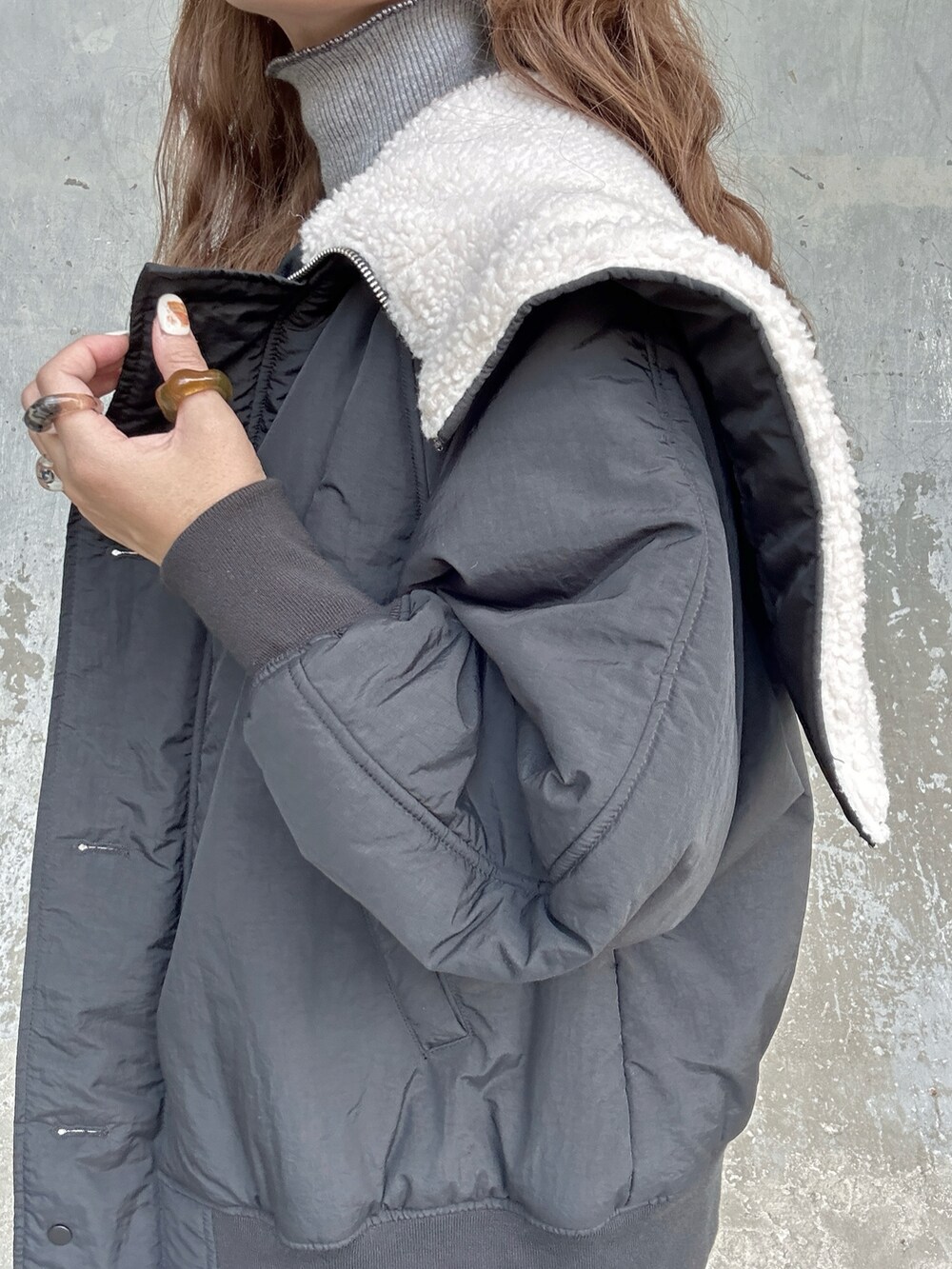 ブラック系のブルゾンを着用したレディースの秋コーディネートの4枚目の写真