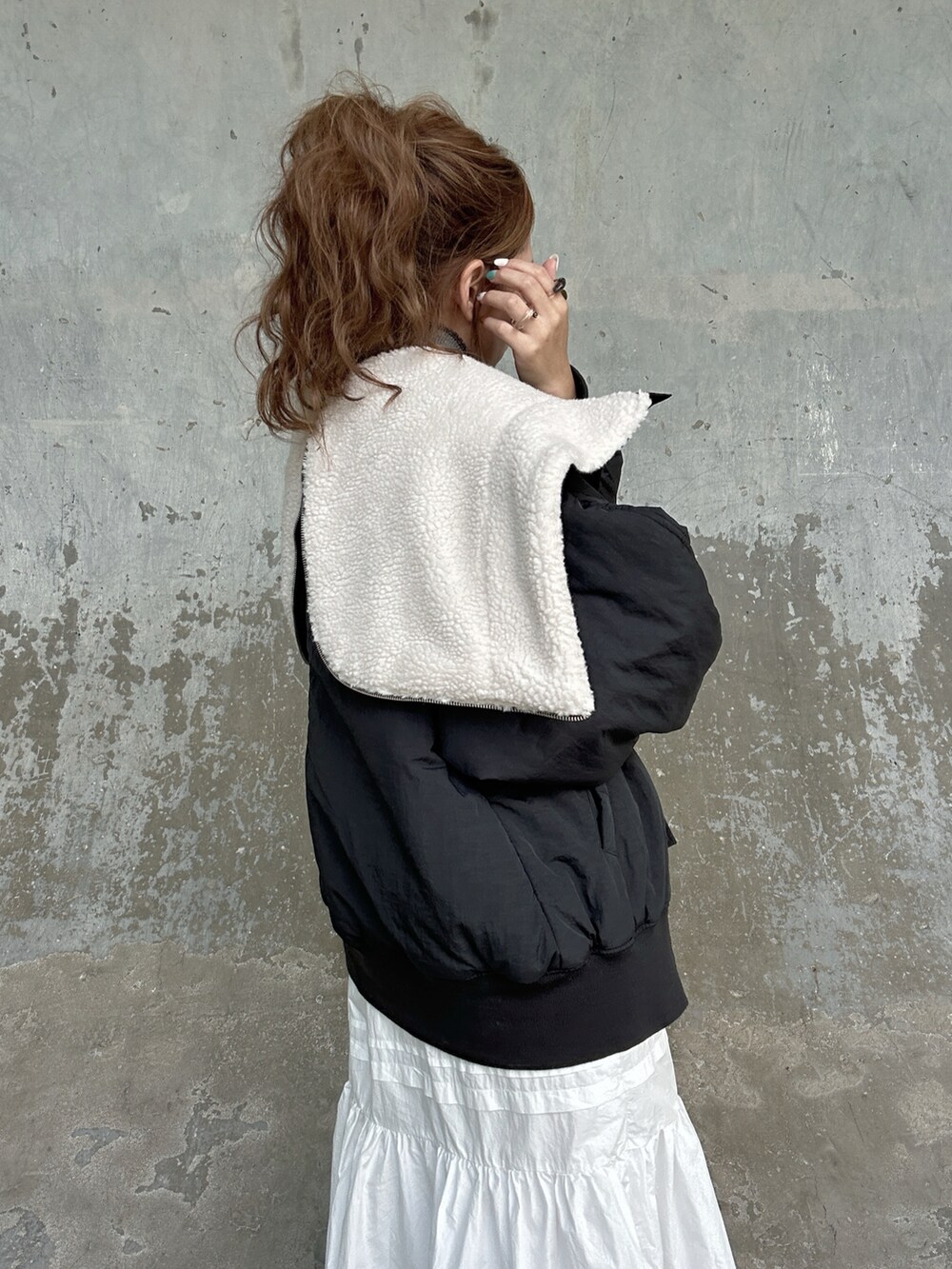 ブラック系のブルゾンを着用したレディースの秋コーディネートの2枚目の写真