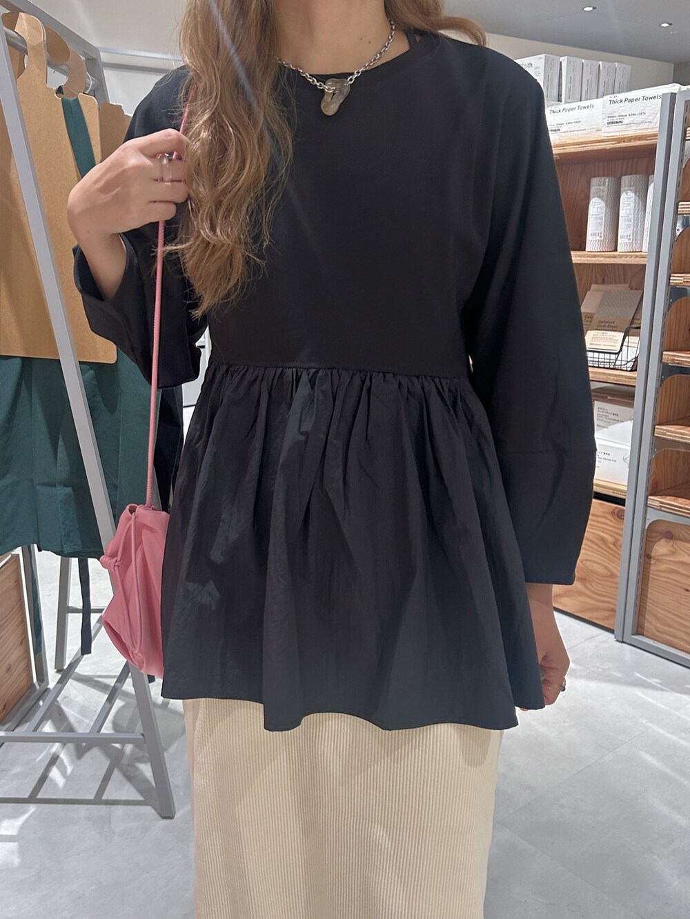 ブラック系のTシャツ/カットソーを着用したレディースの秋コーディネートの4枚目の写真