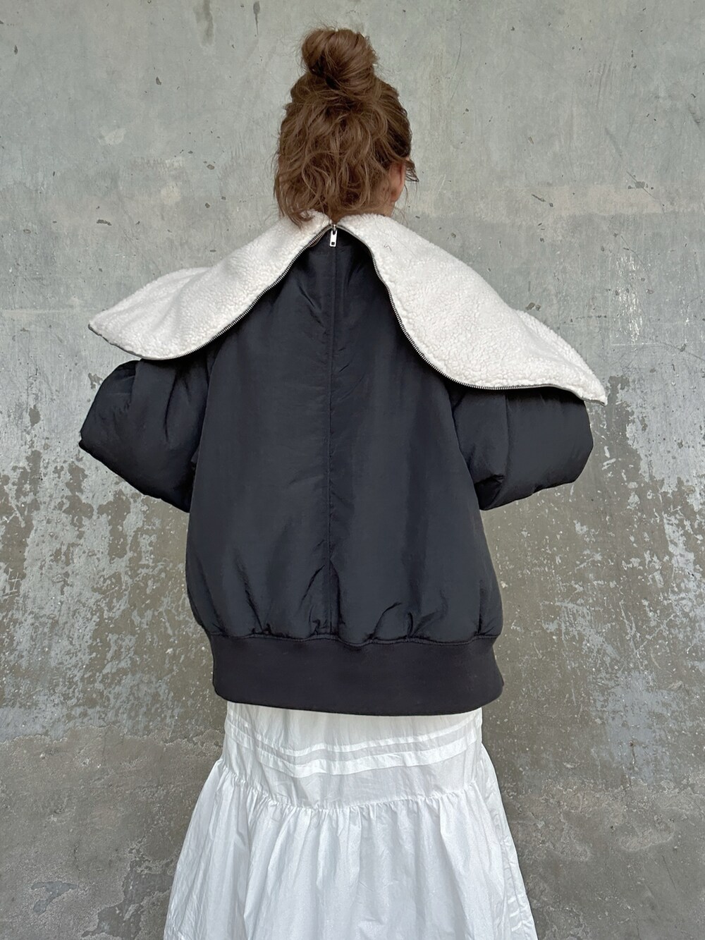 ブラック系のブルゾンを着用したレディースの秋コーディネートの3枚目の写真