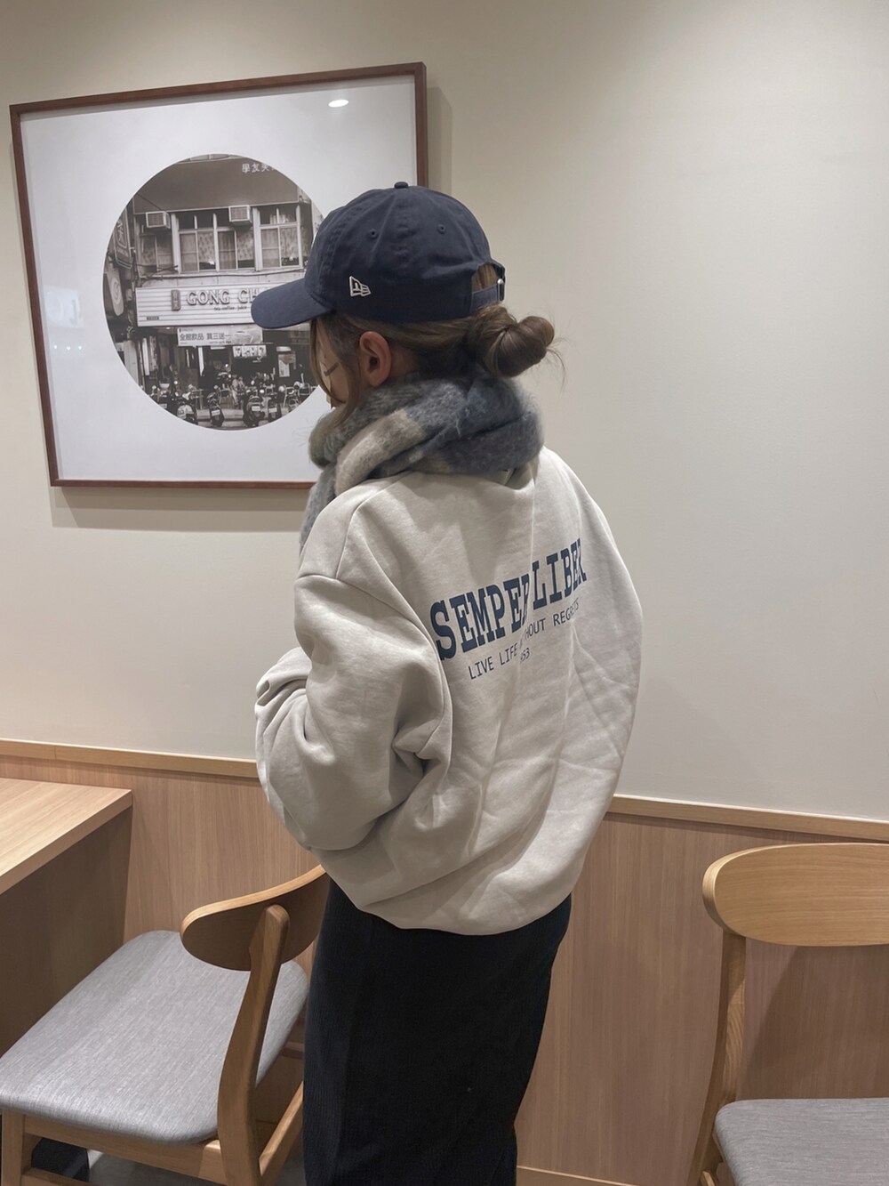 ベージュ系のスウェット、ブラック系のスカート、ブルー系のキャップを着用したレディースの秋コーディネートの5枚目の写真