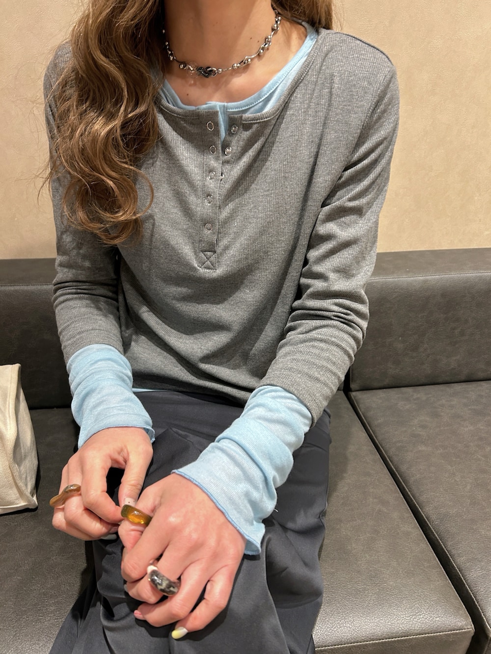 グレー系のTシャツ/カットソーを着用したレディースの春コーディネートの2枚目の写真