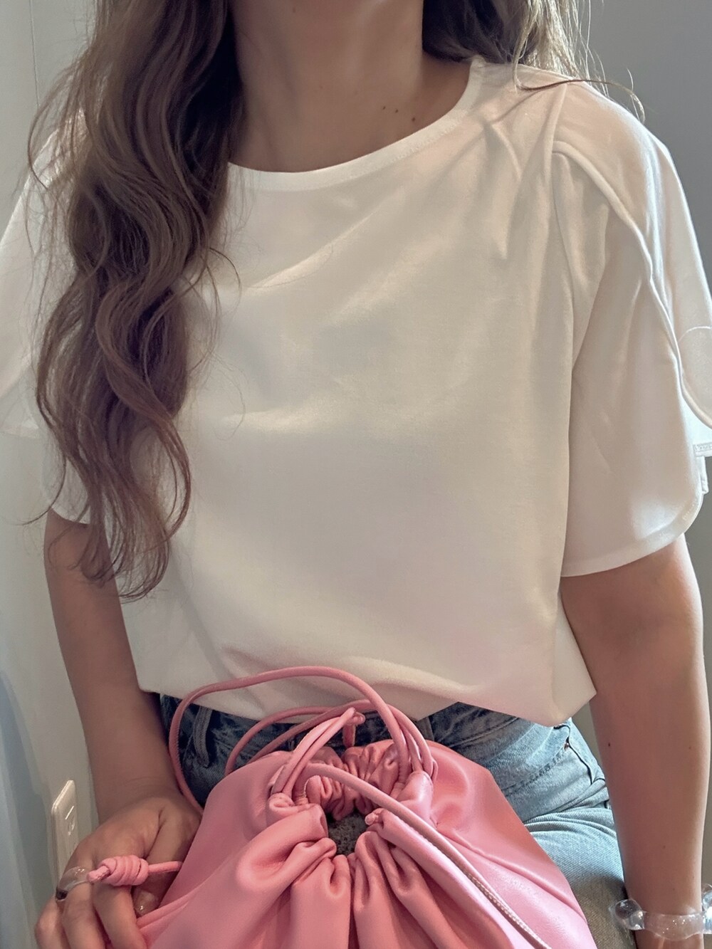 ホワイト系のシャツ/ブラウスを着用したレディースの夏コーディネートの2枚目の写真