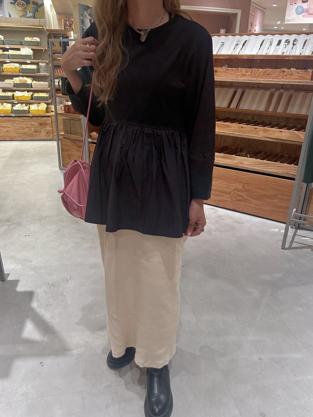 ブラック系のTシャツ/カットソーを着用したレディースの秋コーディネートの3枚目の写真