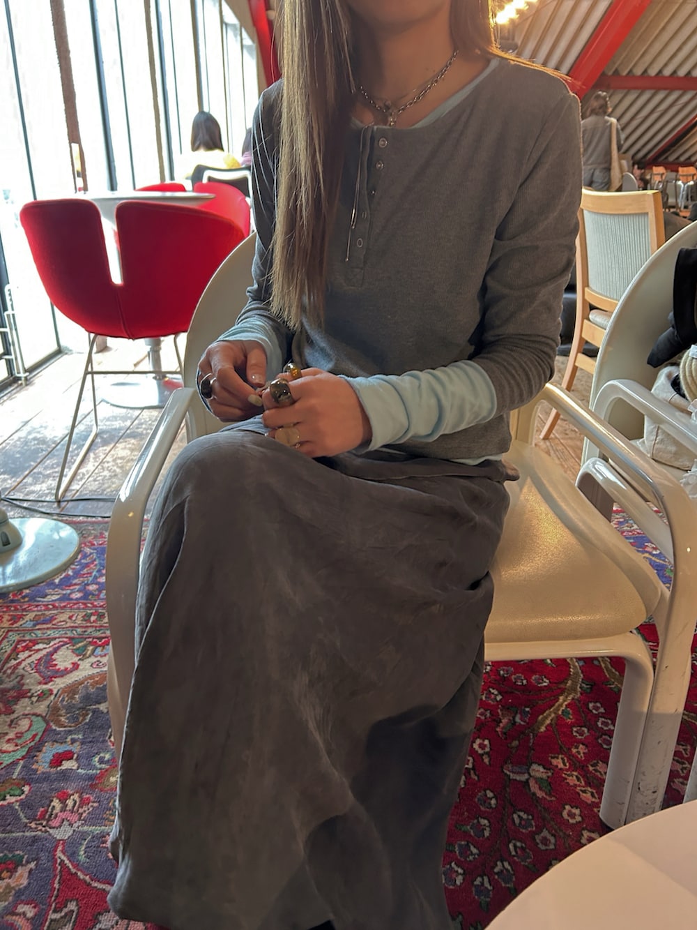 グレー系のTシャツ/カットソーを着用したレディースの春コーディネートの4枚目の写真