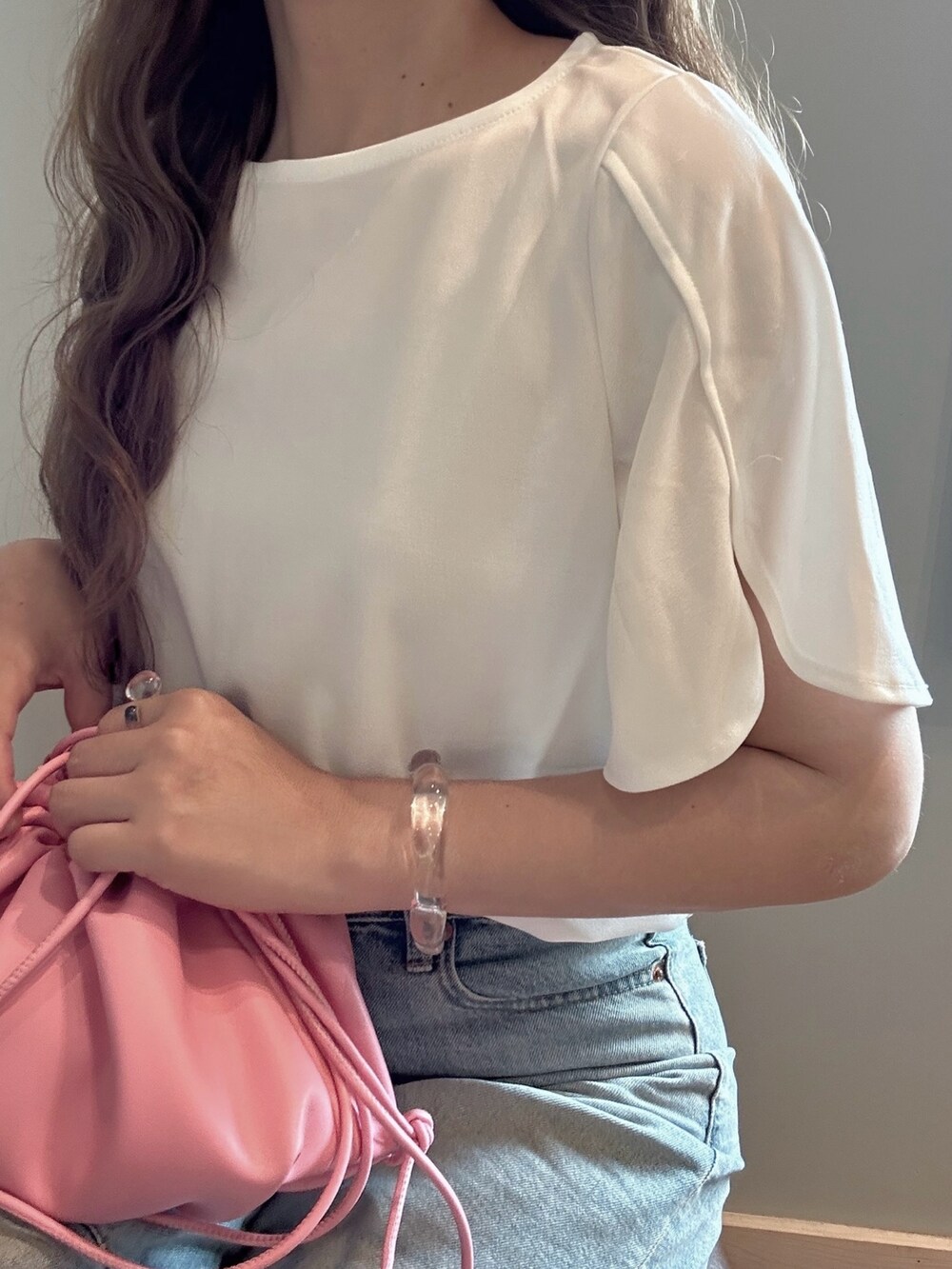 ホワイト系のシャツ/ブラウスを着用したレディースの夏コーディネートの5枚目の写真