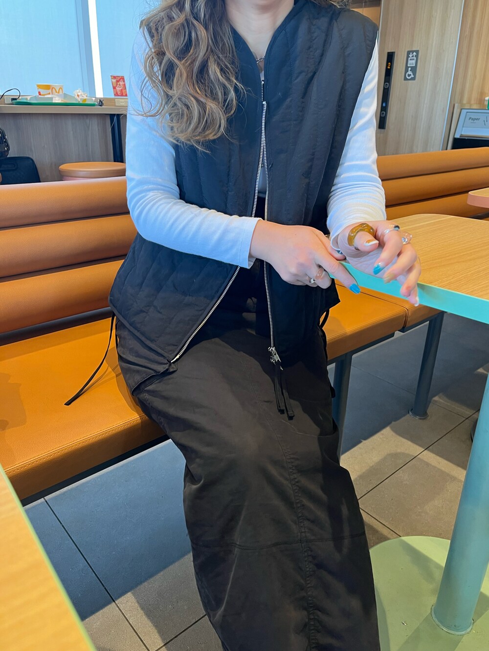「休日スタイル、キレイめカジュアル、冬のコーデ、今日のコーデ、シンプルスタイル、ブラック、おでかけコーデ、おしゃれさんと繋がりたい、冬、高身長コーデ、ベストコーデ、着回し」｜「ISOOKのウェーブキルティング2wayジャケット (chiica original item) / キルティングコート キルティングジャケット ブルゾン 変形キルト 袖取り外し（ダウンジャケット/コート、ブラック系）」を使った、lllmoiyさん（レディース・161cm）の冬コーディネートの2枚目の写真