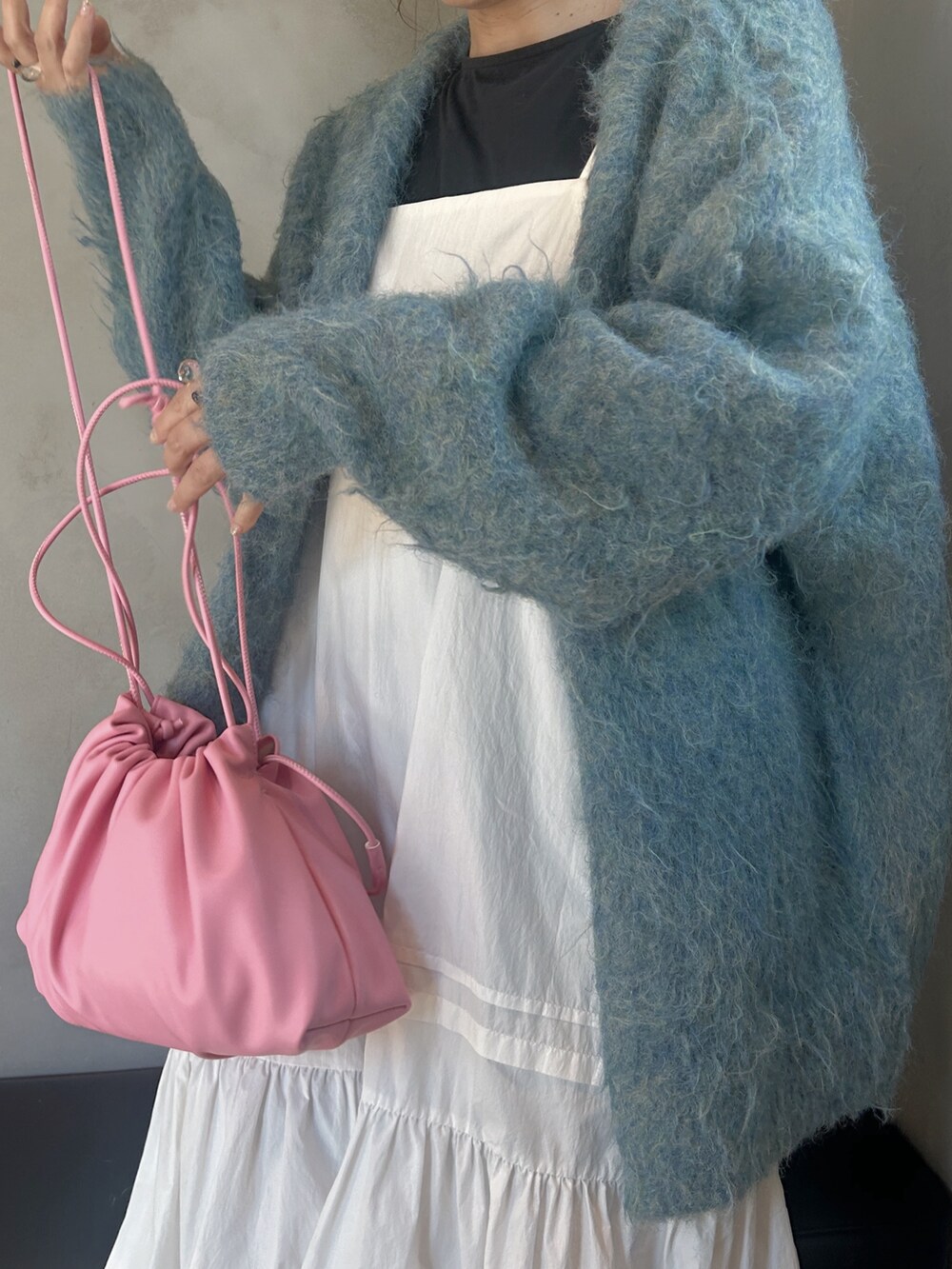 ブルー系のカーディガン/ボレロを着用したレディースの夏コーディネートの3枚目の写真