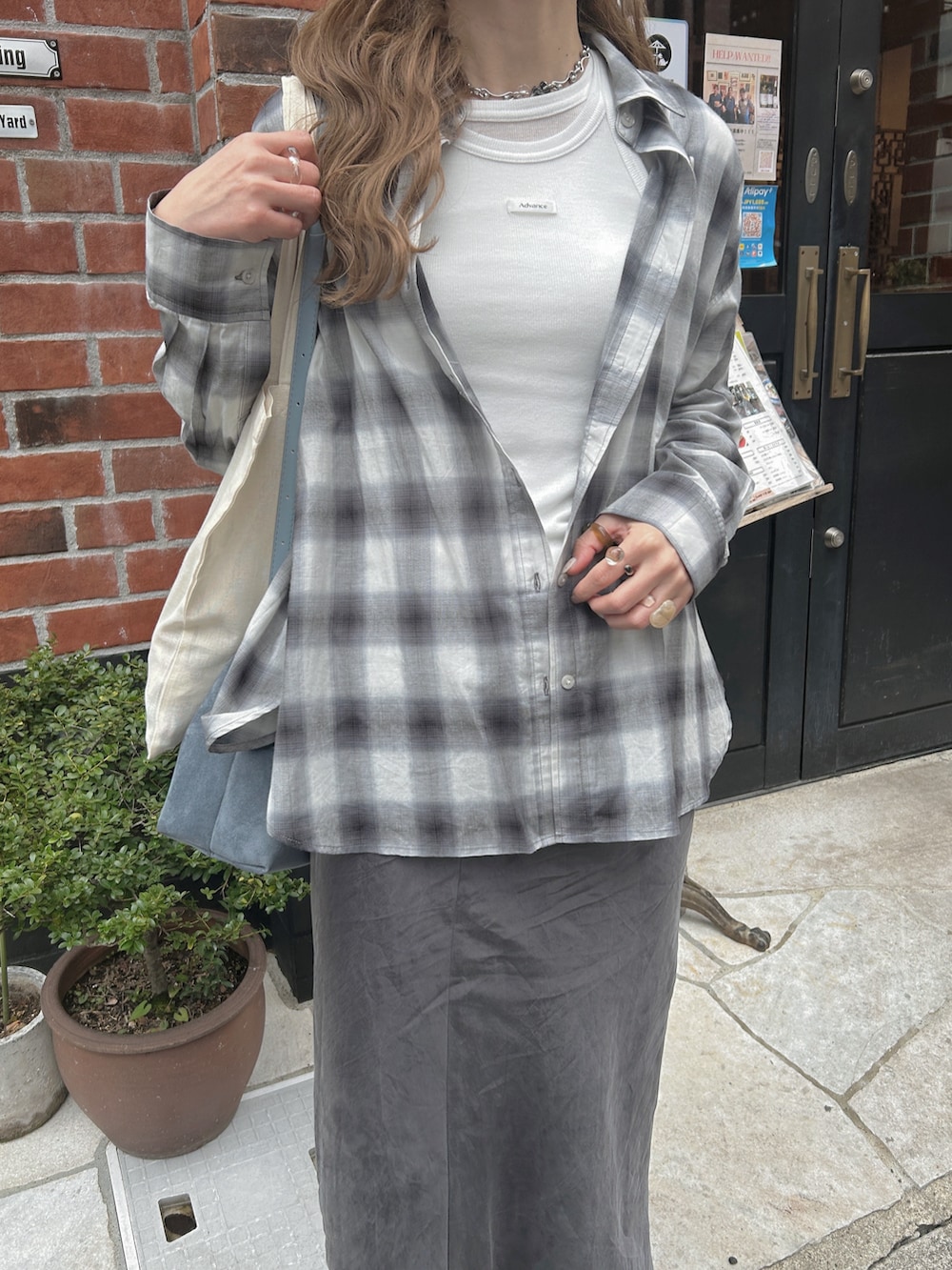 グレー系のシャツ/ブラウスを着用したレディースの春コーディネートの3枚目の写真