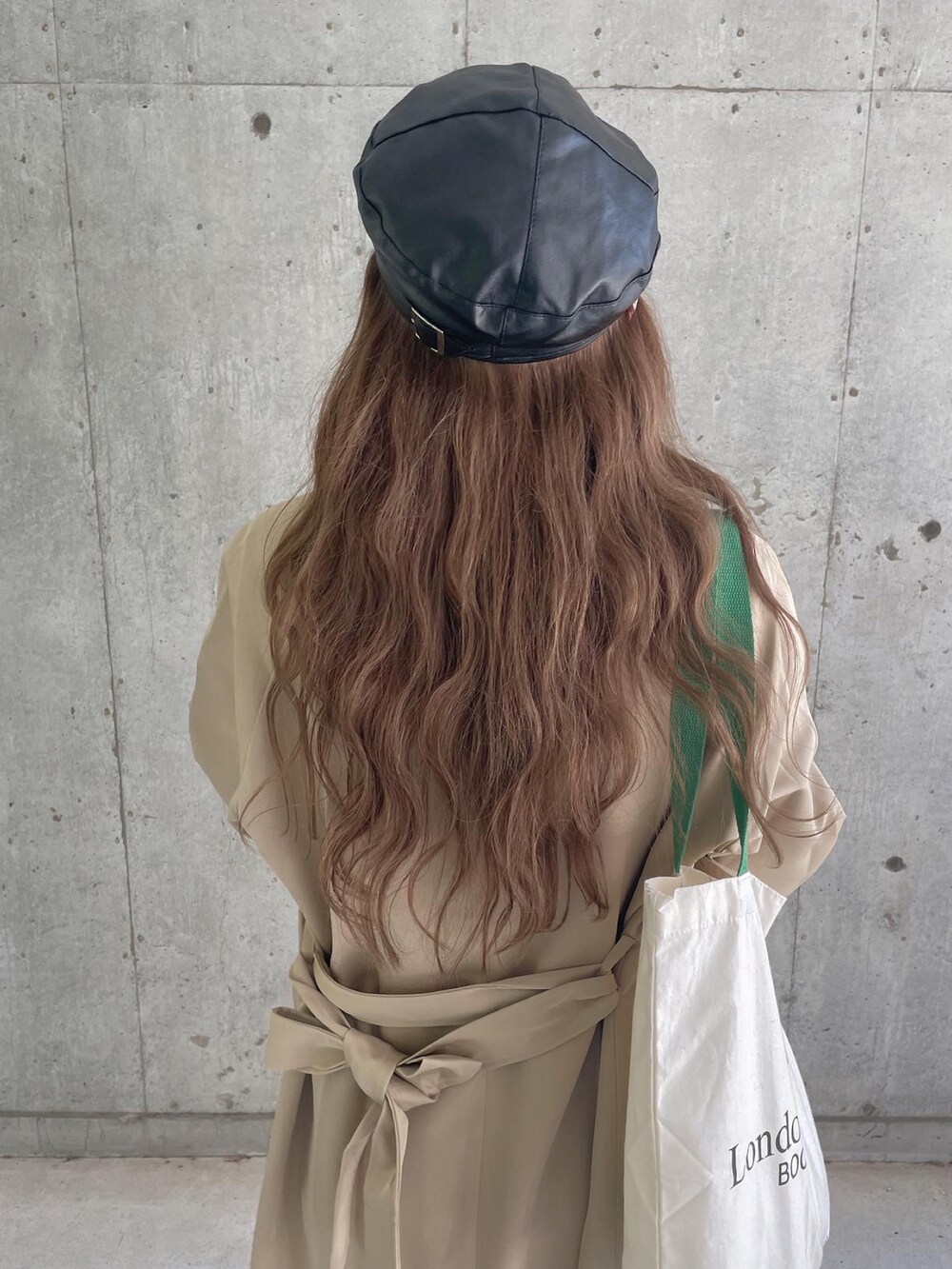 ベージュ系のトレンチコートを着用したレディースの秋コーディネートの5枚目の写真