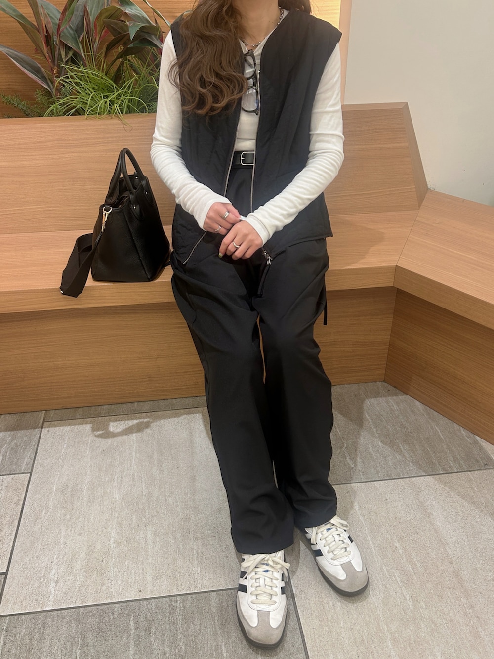 ブラック系のその他パンツを着用したレディースの秋コーディネートの3枚目の写真