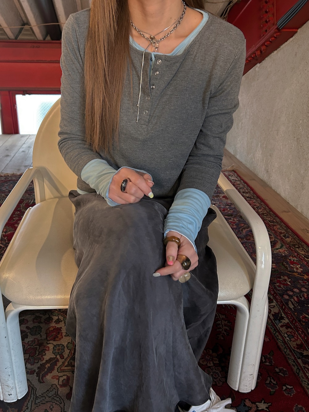 グレー系のTシャツ/カットソーを着用したレディースの春コーディネートの3枚目の写真