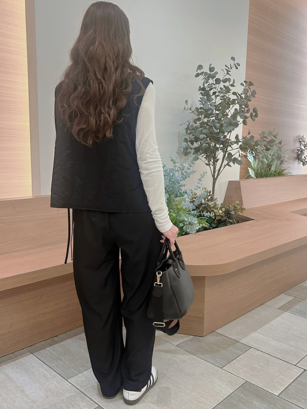 ブラック系のその他パンツを着用したレディースの秋コーディネートの4枚目の写真