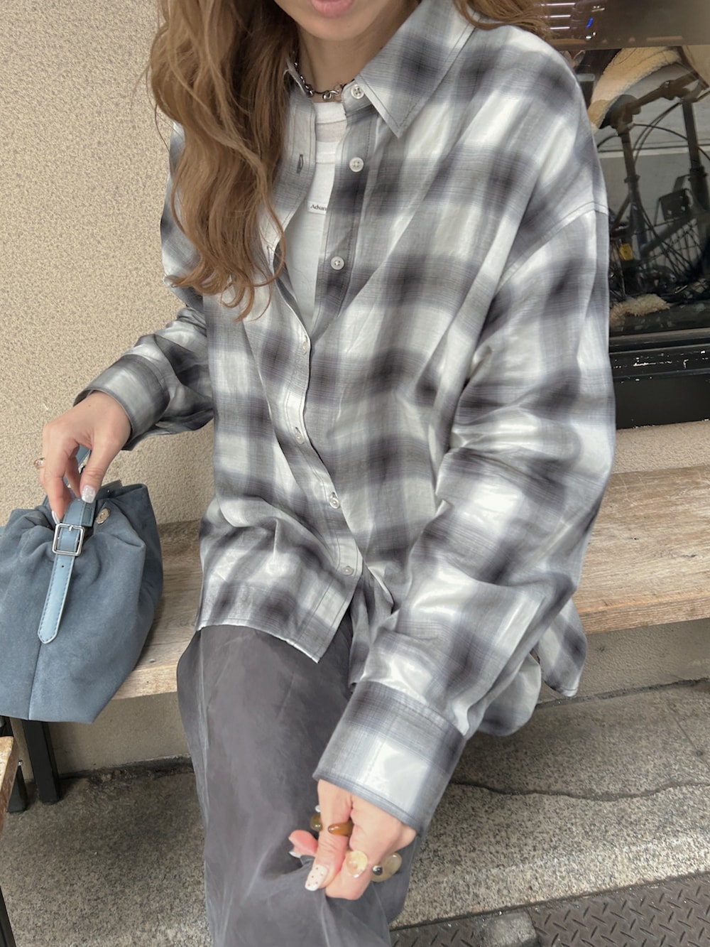 グレー系のシャツ/ブラウスを着用したレディースの春コーディネートの2枚目の写真