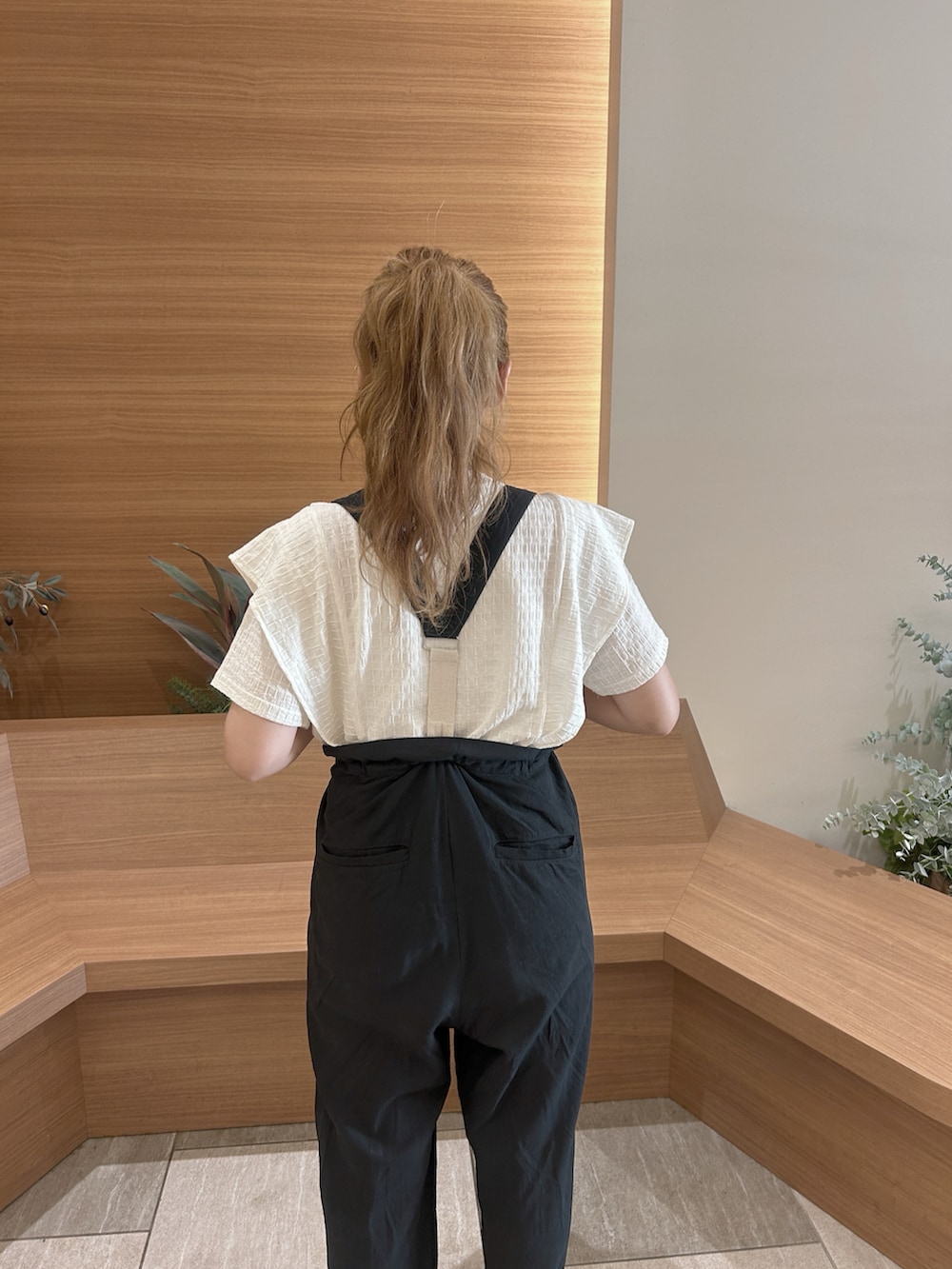 ホワイト系のTシャツ/カットソーを着用したレディースの夏コーディネートの2枚目の写真