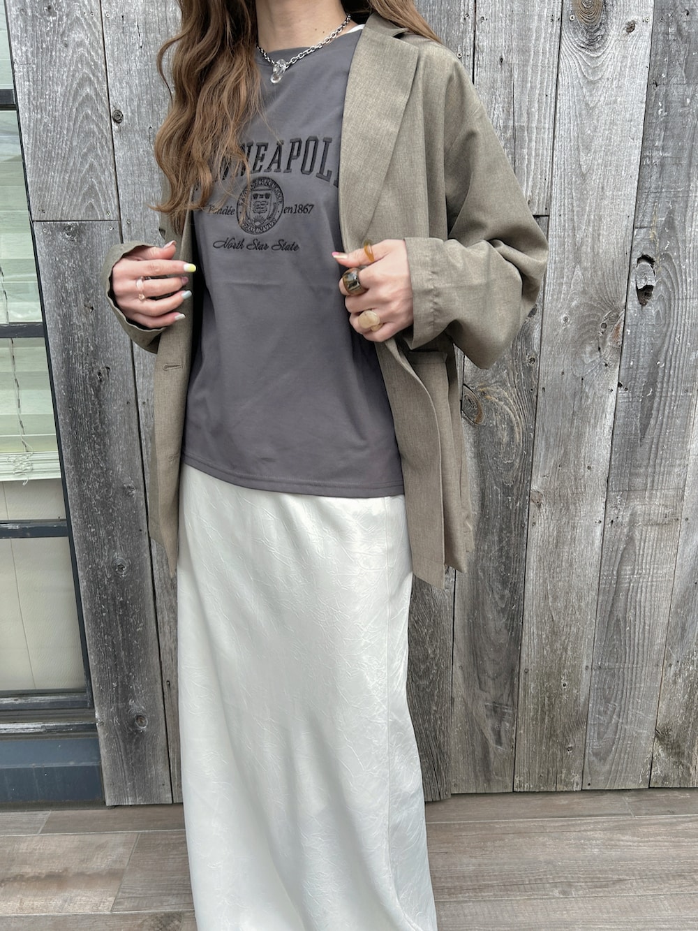 グレー系のTシャツ/カットソーを着用したレディースの春コーディネートの3枚目の写真