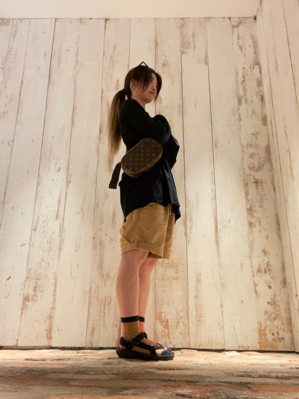 「美容師夫婦、大人のリンクコーデ、ユニセックス、黒ロンT、ハーフパンツ、黒サンダル、サンダル×靴下、四条河原町」｜「TevaのTEVA / HURRICANE XLT2（サンダル、ブラック系）」を使った、sm3412kmzさん（レディース・158cm）の夏コーディネートの2枚目の写真