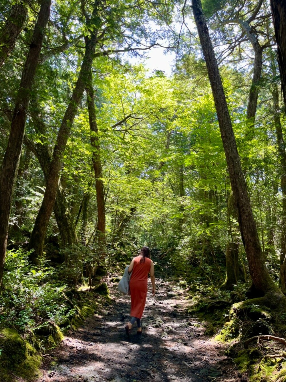 オレンジ系のワンピース/ドレス、ブラウン系のサンダル、ホワイト系のトートバッグを着用したレディースの夏コーディネートの5枚目の写真