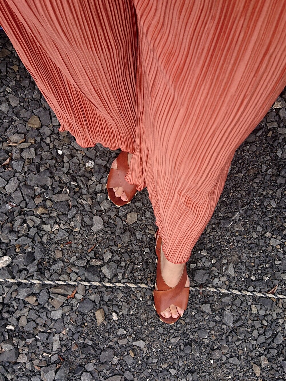 ブラック系のシャツ/ブラウス、オレンジ系のパンツ、ブラウン系のサンダルを着用したレディースの夏コーディネートの2枚目の写真