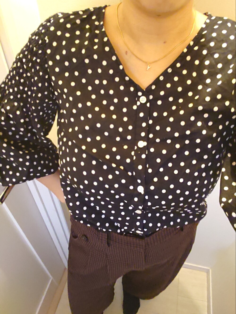 ベージュ系のトレンチコート、ブラック系のシャツ/ブラウス、ブラウン系のパンツを着用したレディースの冬コーディネートの4枚目の写真