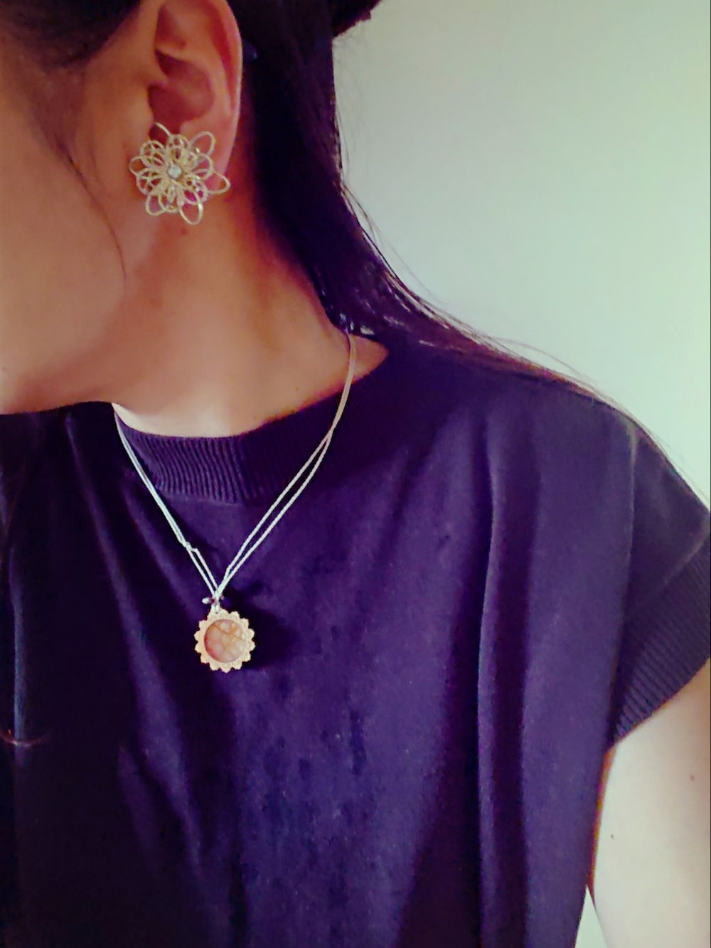 ブラウン系のベスト、ホワイト系のパンツ、ブラウン系のサンダルを着用したレディースの夏コーディネートの2枚目の写真