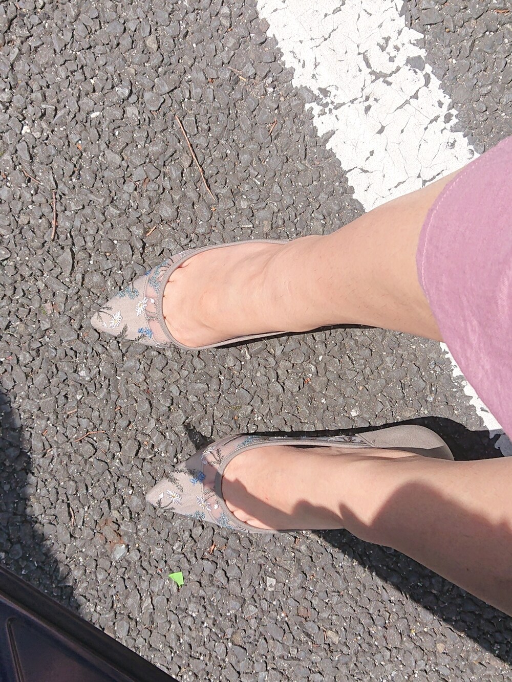 ピンク系のワンピース、グリーン系のパンプス、ゴールド系のネックレスを着用したレディースの夏コーディネートの4枚目の写真