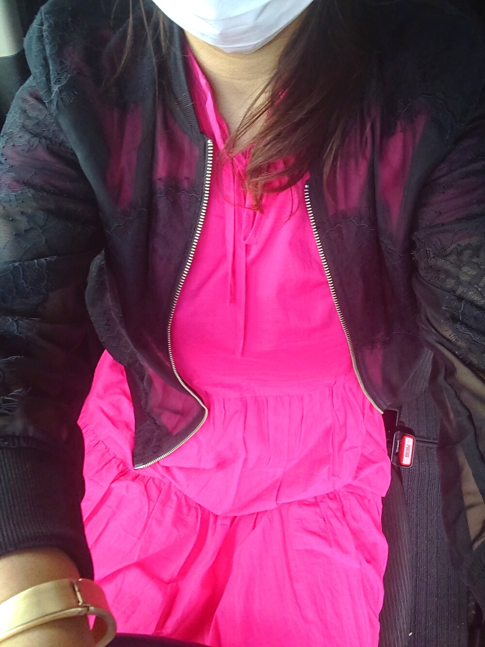 ピンク系のワンピース/ドレス、ブラック系のレインシューズ、ブラック系のブルゾンを着用したレディースの夏コーディネートの5枚目の写真