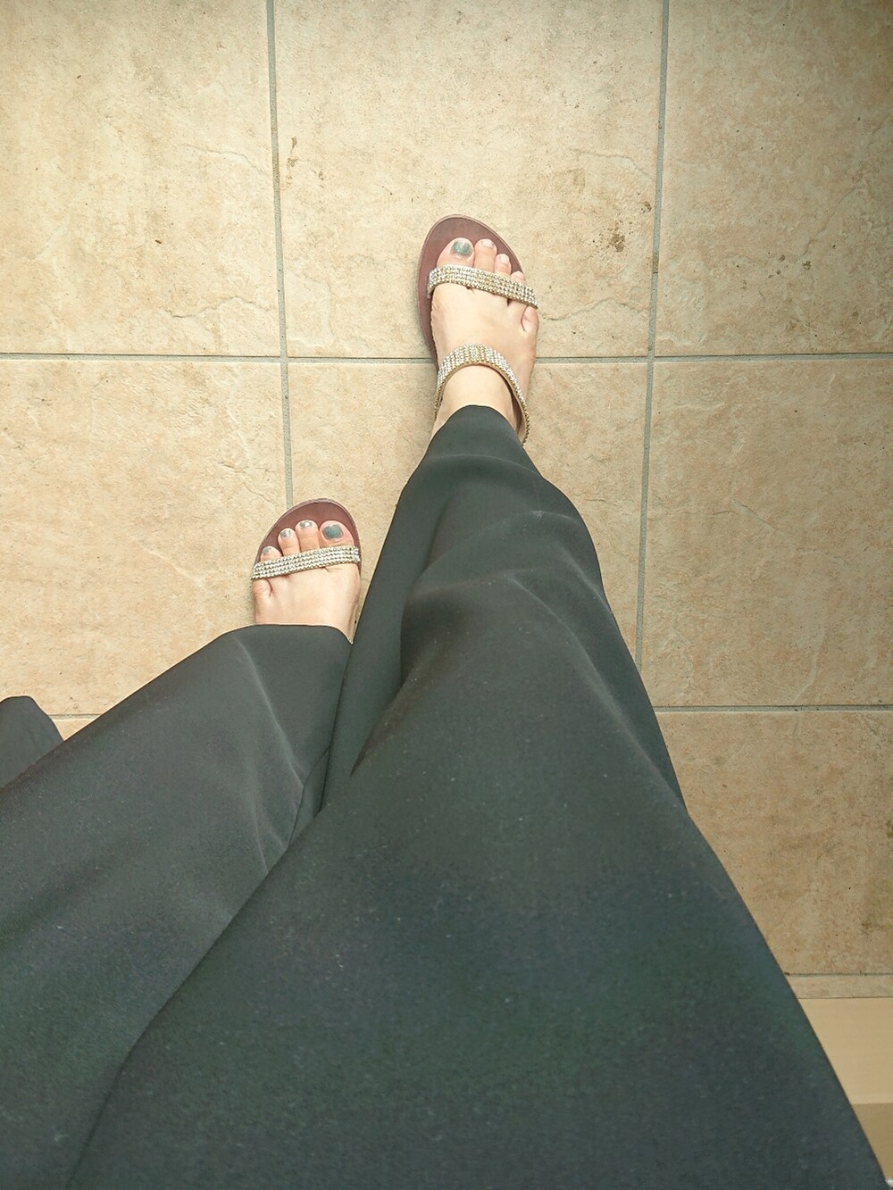 グレー系のテーラードジャケット、ブラック系のタンクトップ、ブラック系のつなぎ/オールインワンを着用したレディースの夏コーディネートの4枚目の写真