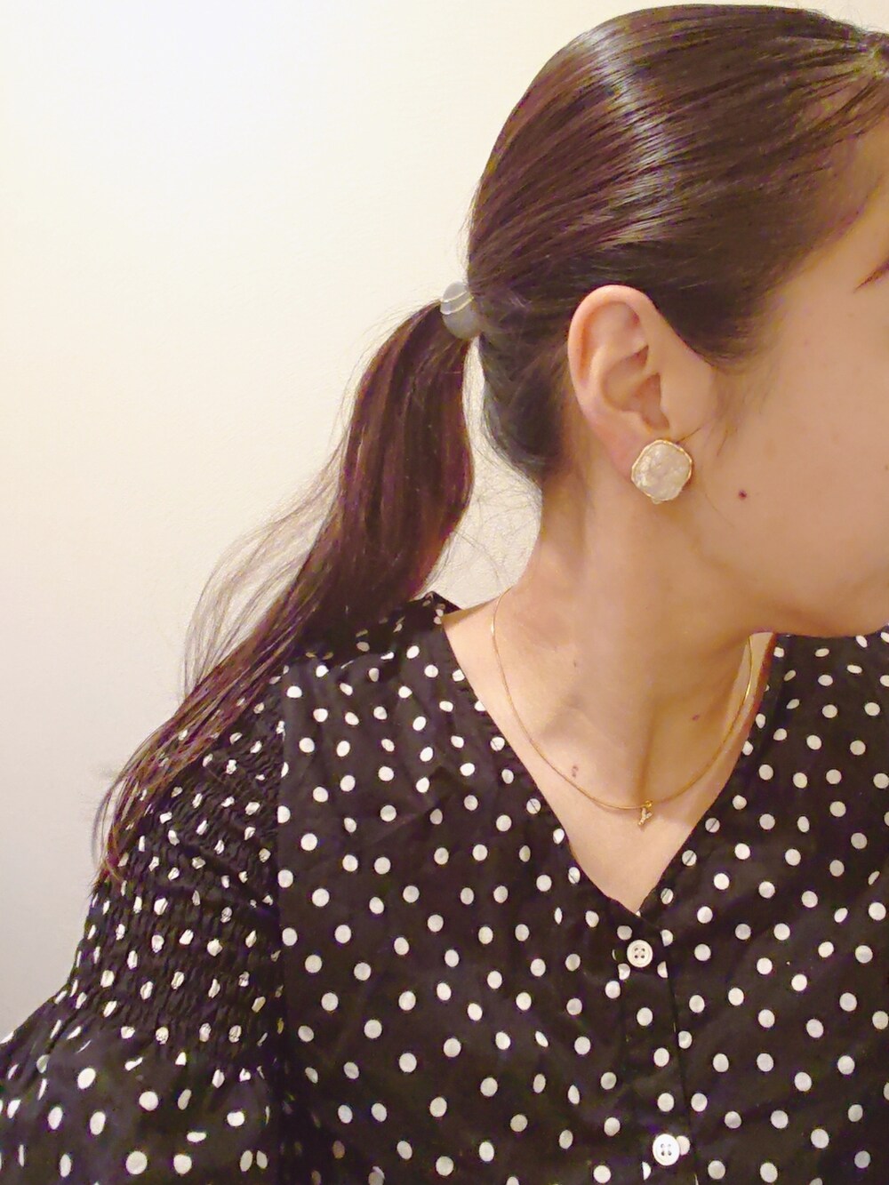 ベージュ系のトレンチコート、ブラック系のシャツ/ブラウス、ブラウン系のパンツを着用したレディースの冬コーディネートの3枚目の写真