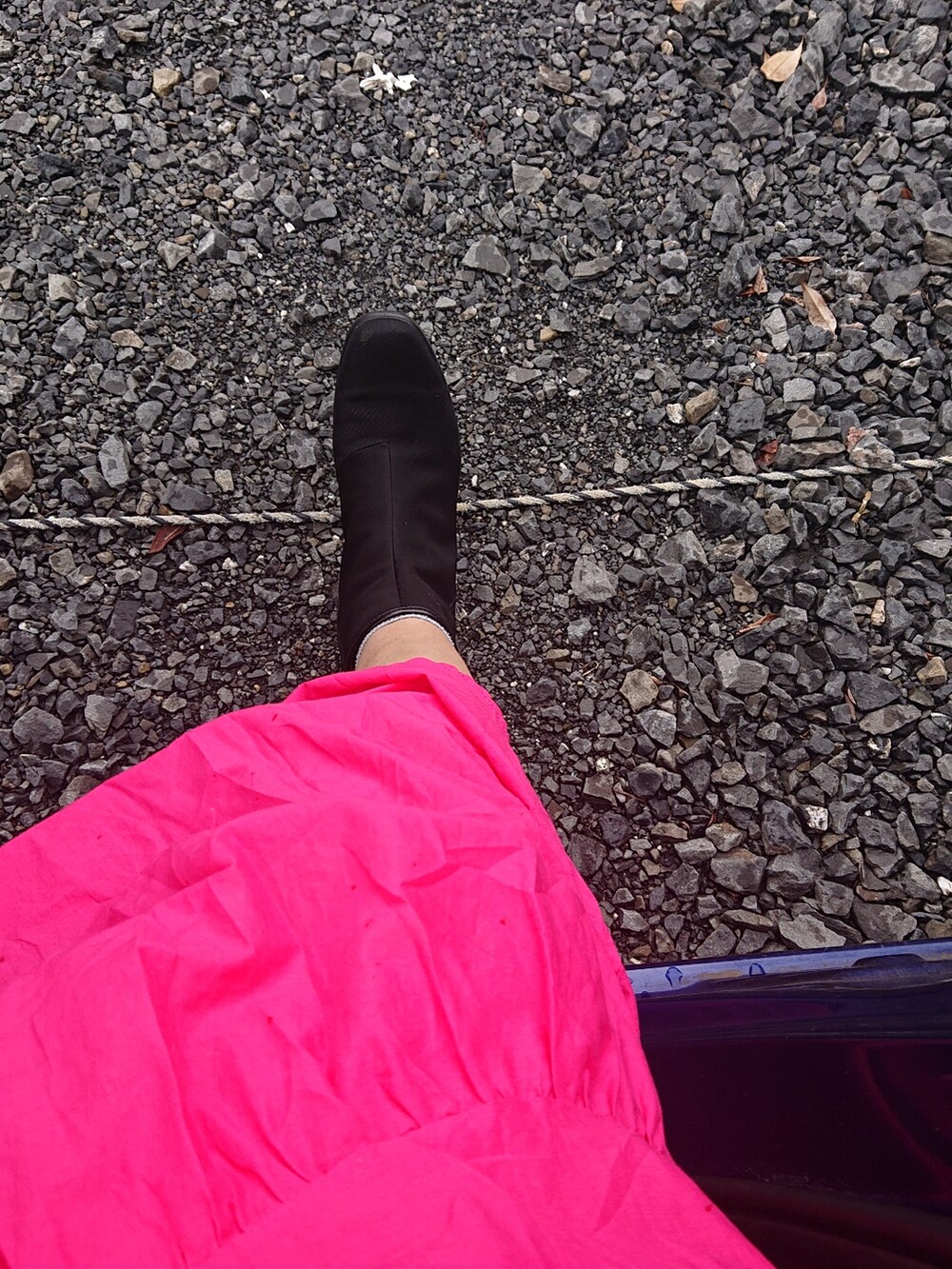 ピンク系のワンピース/ドレス、ブラック系のレインシューズ、ブラック系のブルゾンを着用したレディースの夏コーディネートの4枚目の写真