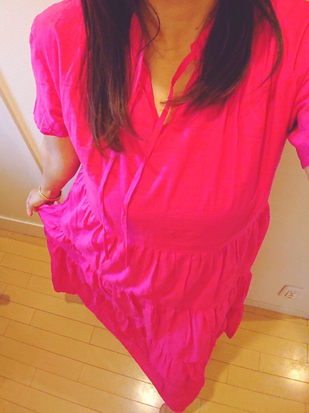 ピンク系のワンピース/ドレス、ブラック系のレインシューズ、ブラック系のブルゾンを着用したレディースの夏コーディネートの2枚目の写真