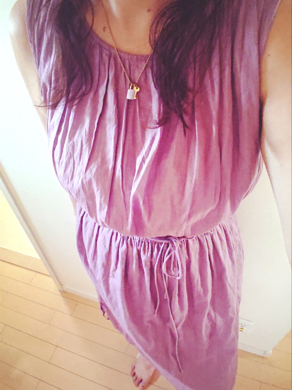 ピンク系のワンピース、グリーン系のパンプス、ゴールド系のネックレスを着用したレディースの夏コーディネートの3枚目の写真