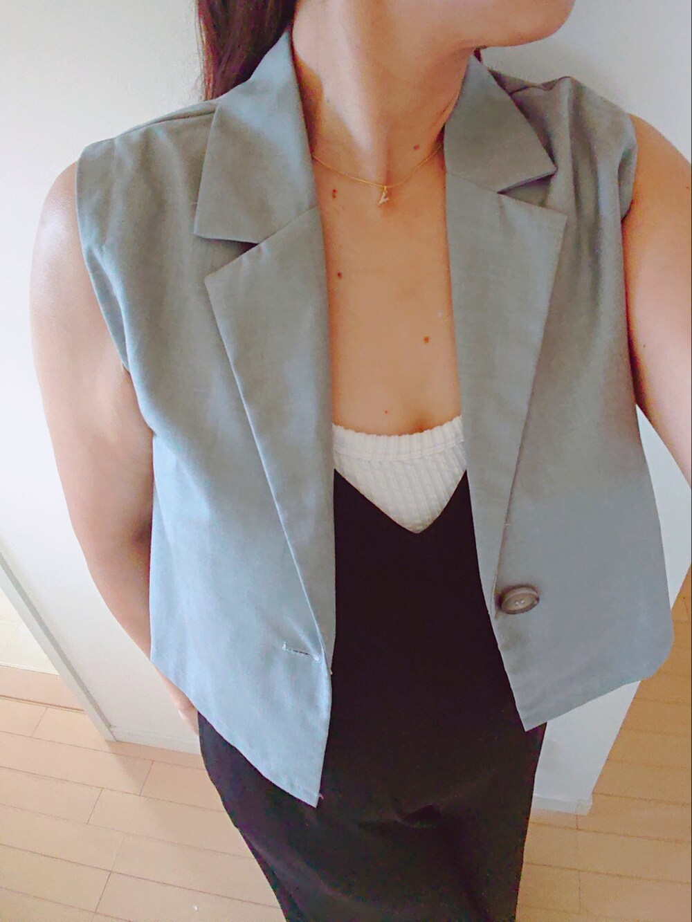 グレー系のテーラードジャケット、ブラック系のタンクトップ、ブラック系のつなぎ/オールインワンを着用したレディースの夏コーディネートの5枚目の写真