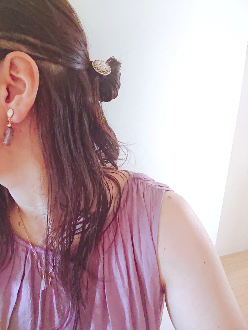 ピンク系のワンピース、グリーン系のパンプス、ゴールド系のネックレスを着用したレディースの夏コーディネートの2枚目の写真