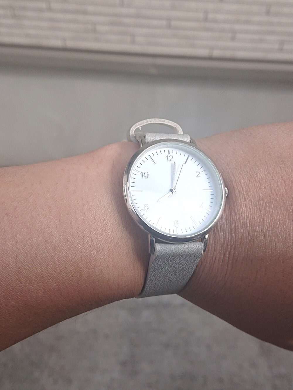 グレー系のテーラードジャケット、ブラック系のタンクトップ、ブラック系のつなぎ/オールインワンを着用したレディースの夏コーディネートの3枚目の写真