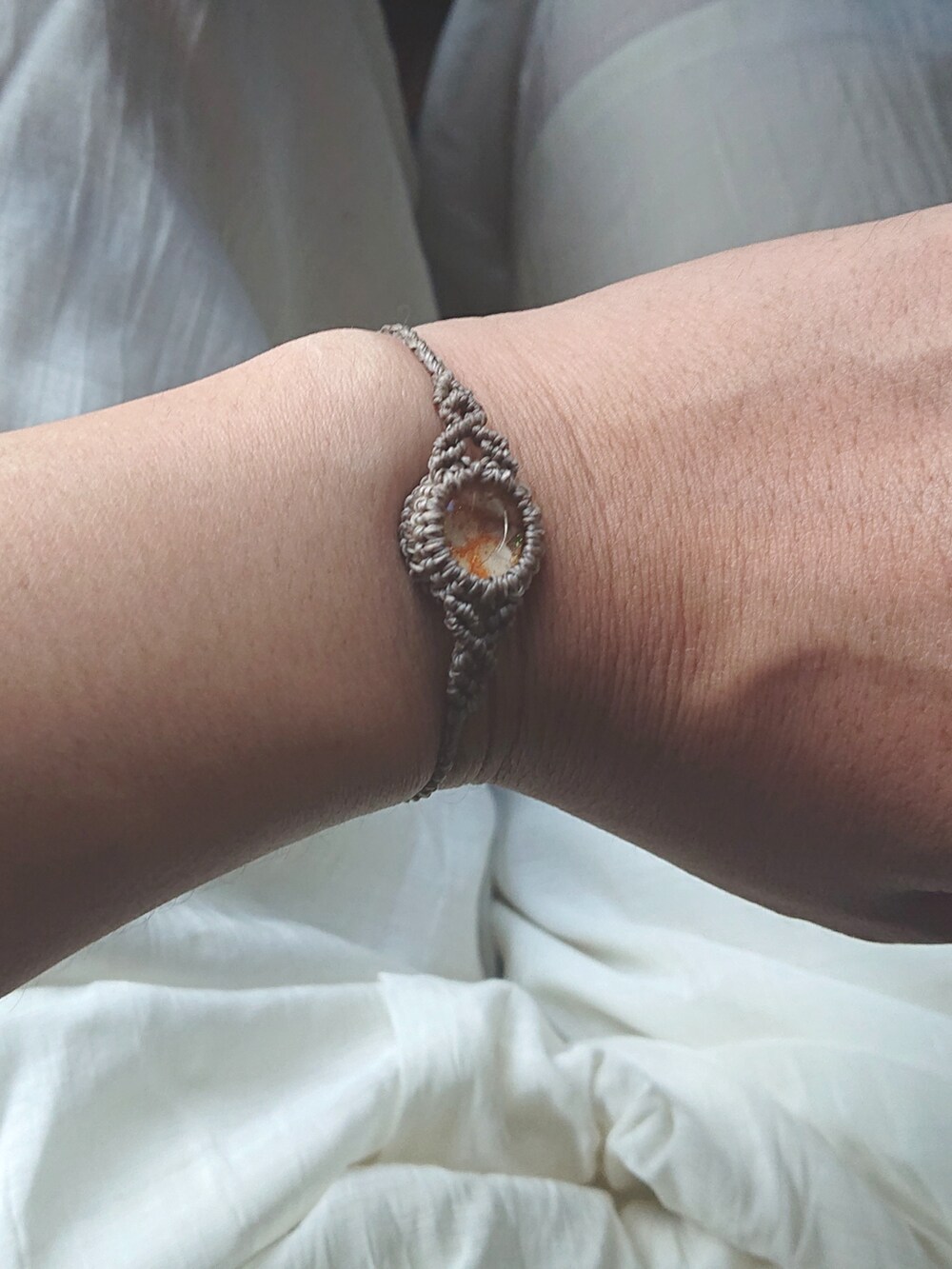 ブラウン系のベスト、ホワイト系のパンツ、ブラウン系のサンダルを着用したレディースの夏コーディネートの5枚目の写真