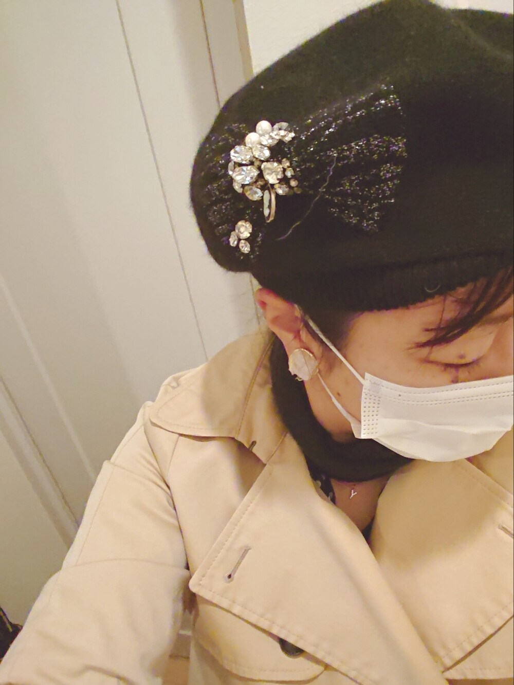 ベージュ系のトレンチコート、ブラック系のシャツ/ブラウス、ブラウン系のパンツを着用したレディースの冬コーディネートの2枚目の写真